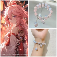 Розовая бабочка на руке