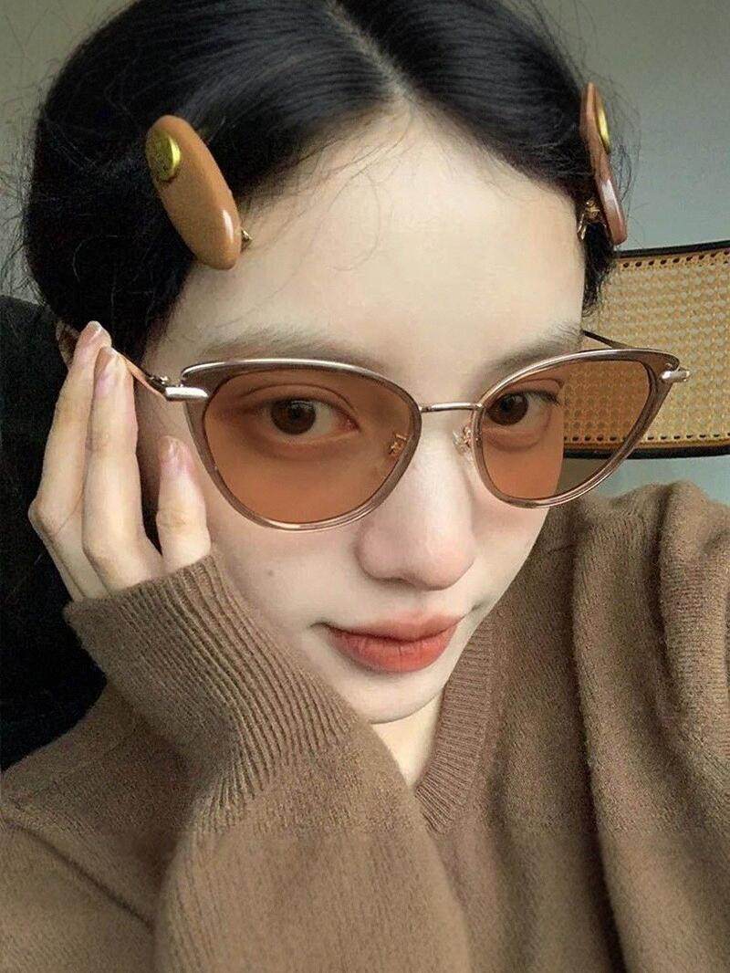 Ultra-Light Photochromic Retro Cat-Shaped Eyeglass Frames for Nearsightedness, Can Be Customized with Prescription Lenses, a Makeup-Free Look Essential for Women, High-End Eyeglass Frames