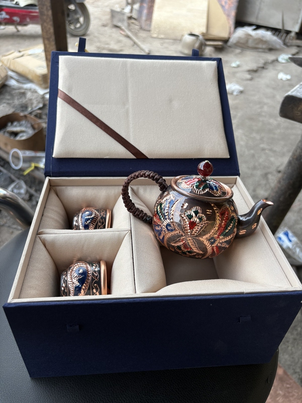 Xinjiang's Kashgar Handcrafted Teapots Can Also Be Given as Gifts Xinjiang's Kashgar Handcrafted Teapots Can Also Be Given as Gifts
