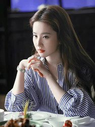 The Story of the Rose Liu Yifei and Huang Yimei's Same Style Blue and White Striped Commuter Long-Sleeve Shirt Layered for a Slimming Effect