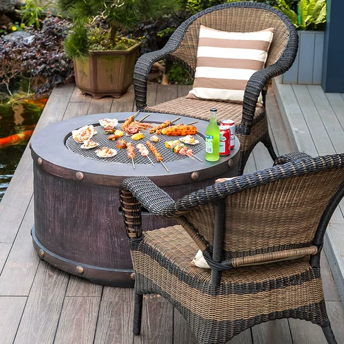 На открытом воздухе во дворе уголь на гриле мясной ягненка