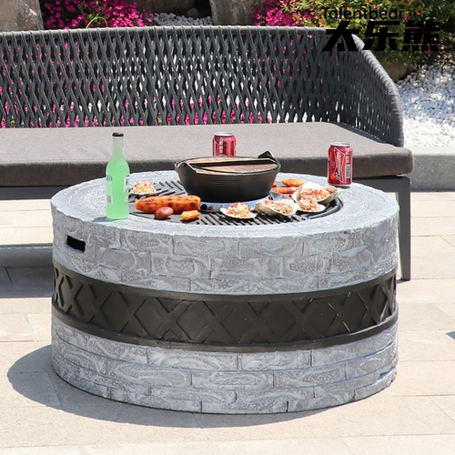 На открытом воздухе во дворе уголь на гриле мясной ягненка