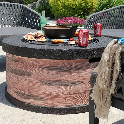 На открытом воздухе во дворе уголь на гриле мясной ягненка