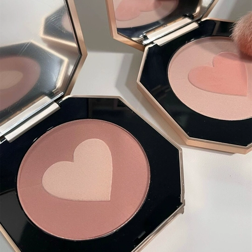 Карамельное сухое молоко с розой в составе, румяна, хайлайтер, на каждый день