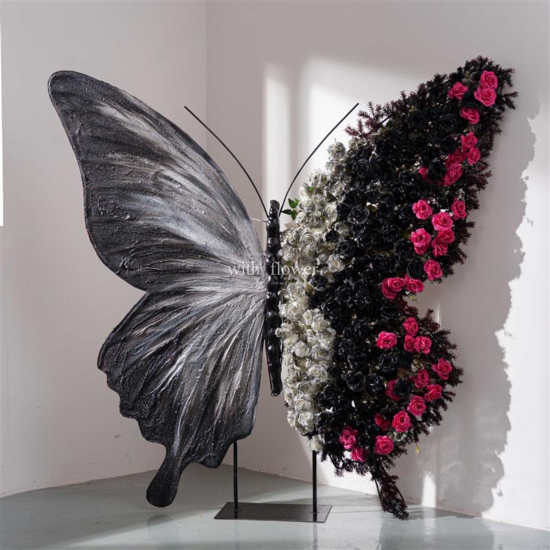 巨型蝴蝶装饰来袭。商场橱窗里的梦幻拍照圣地