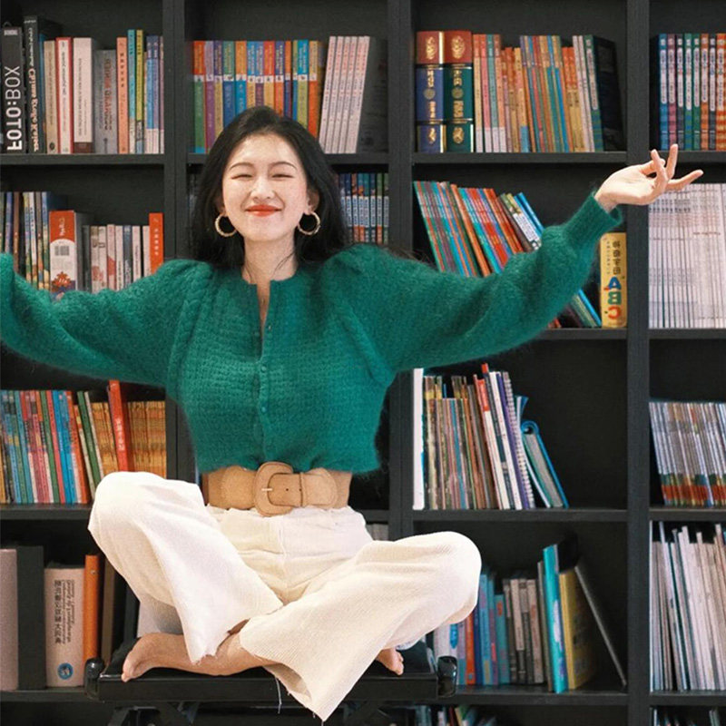 Early spring new small fragrant style French high-end sense Yujie style winter clothing net red goddess Fan fried street green sweater women's winter