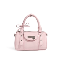 Модель Pink Boston стоит на прилавке с подарочным пакетом.