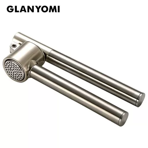 Супер из нержавеющей стали рука сжимает соковыжималка чеснока