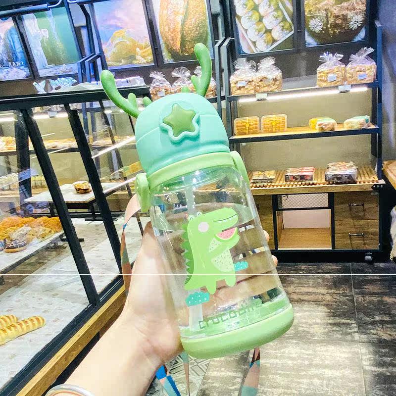 Children's water cup portable plastic straw cup cute cartoon oblique cross hug baby bag plastic cup kindergarten large-capacity cup