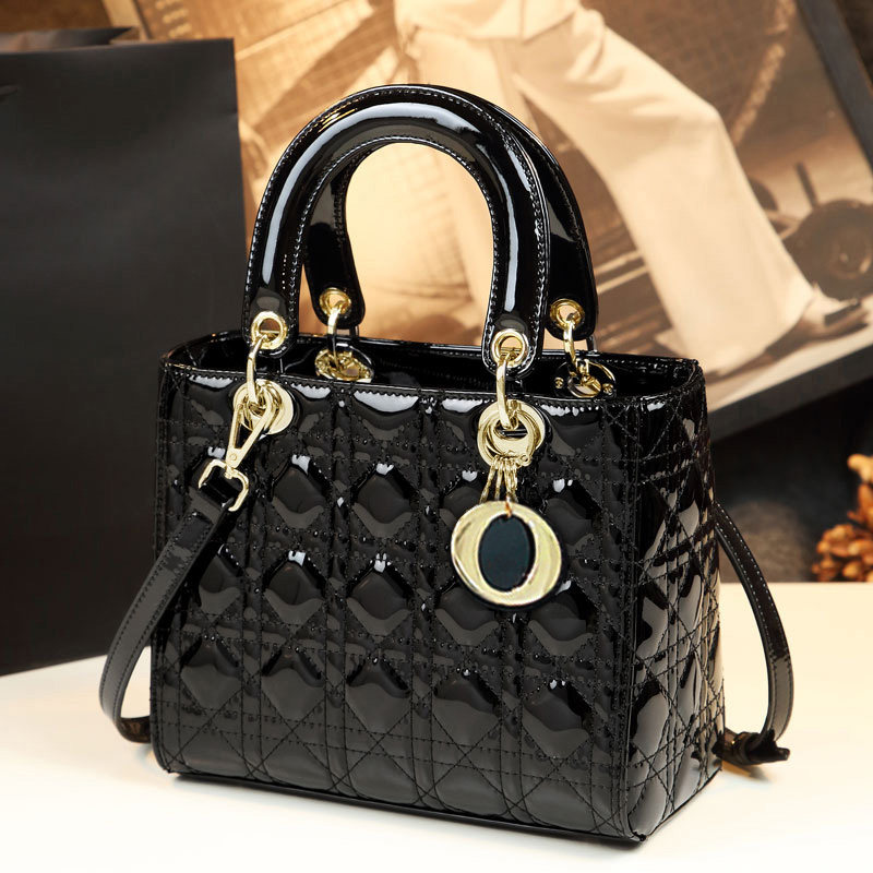 香港製本革レディディオールハンドバッグ、2025年新作、トレンディでラグジュアリーなパテントレザーの光沢のあるハンドバッグ、多用途なショルダーバッグ／クロスボディバッグ。