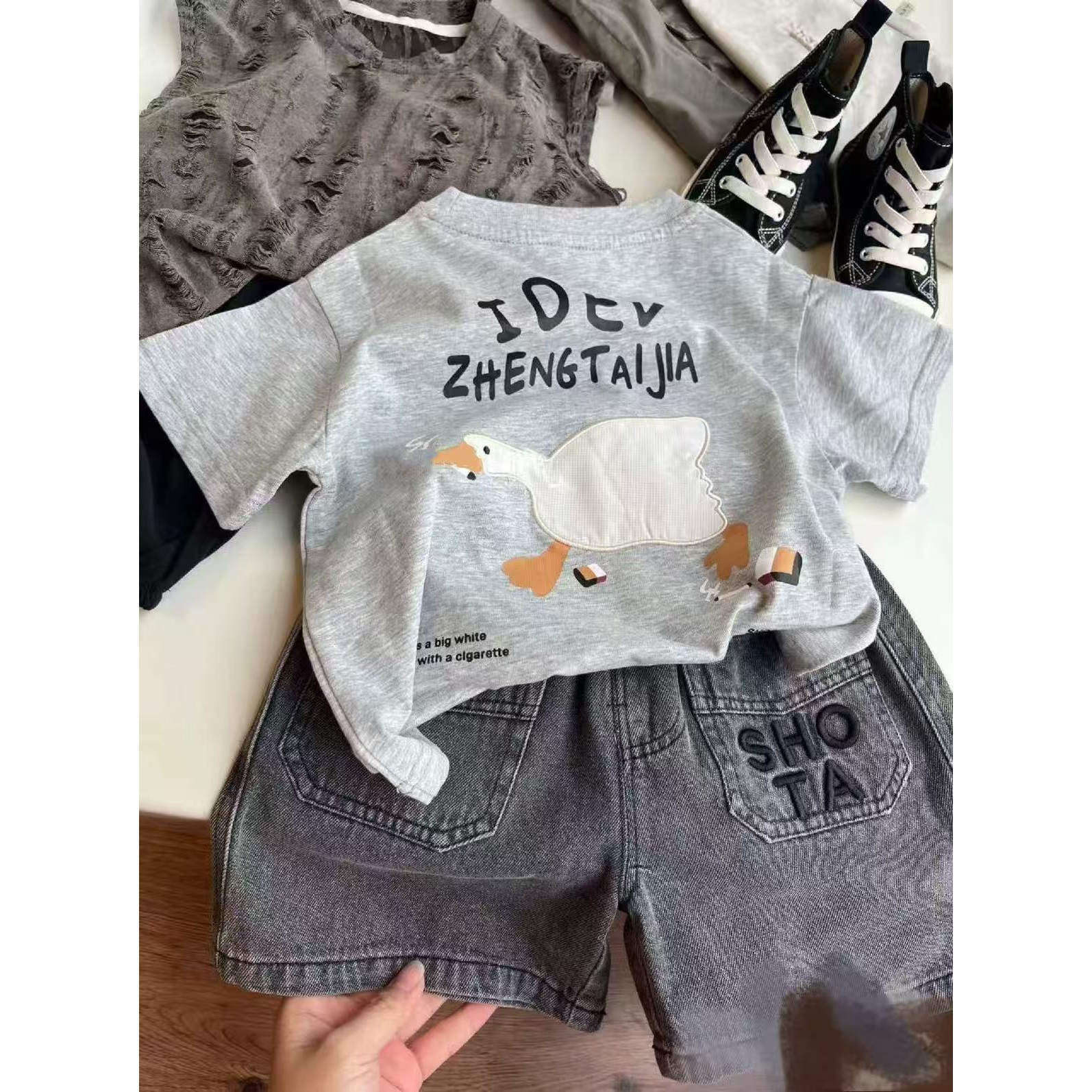 【Yien+】-Корейский детский летний костюм, модные повседневные джинсовые шорты, футболка с короткими рукавами big goose-2505