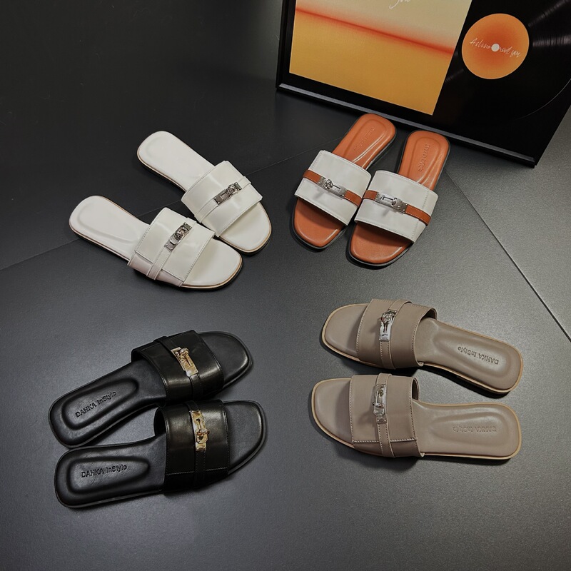Nairfu Chanel Co-Branded Gold Buckle Slippers for Outdoor Wear, Summer Women's 2026 New Flat Sandals