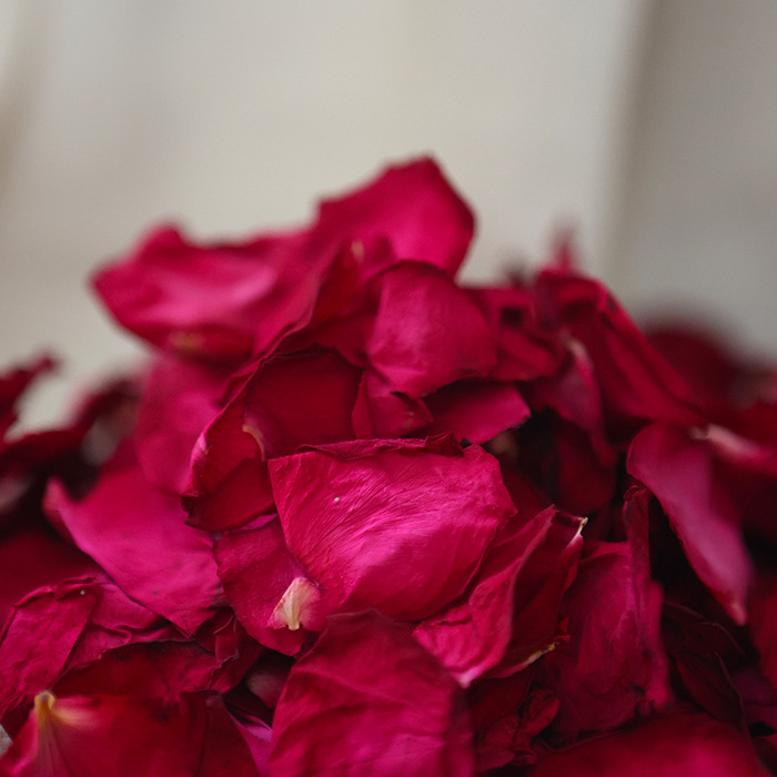 芳香之浴：玫瑰花瓣与泡澡的新风尚