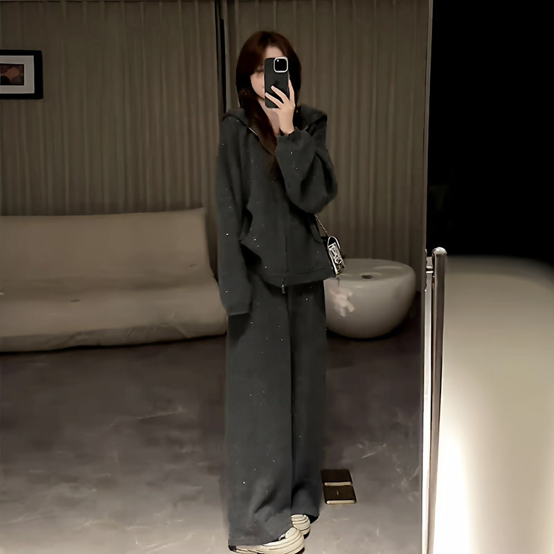Plus-Size Thick Shiny Hooded Sweatshirt Jacket and Long Pants Two-Piece Set for Women, 2026 Autumn New Style, Casual Suit for Chubby Girls Plus-Size Thick Shiny Hooded Sweatshirt Jacket and Long Pants Two-Piece Set for Women, 2026 Autumn New Style, Casual Suit for Chubby Girls