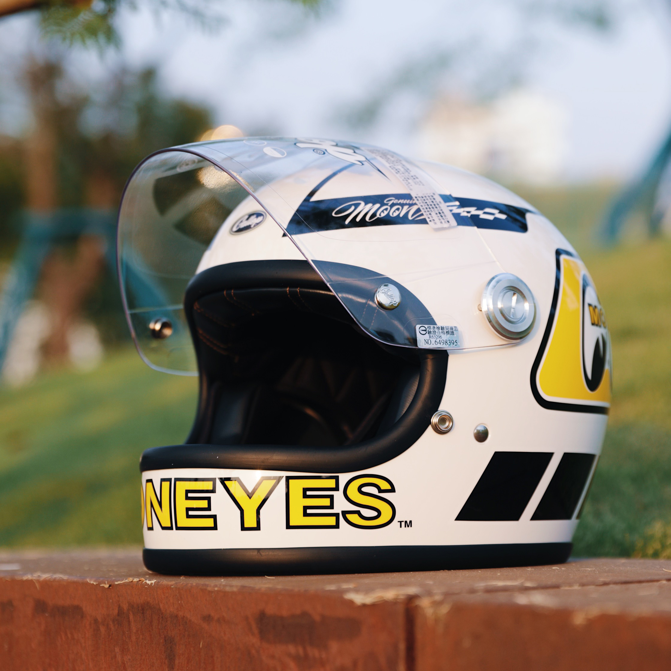 SF direct mail) Taiwan Mooneyes full helmet yellow white gray limited men and women four seasons helmet heygo black dog
