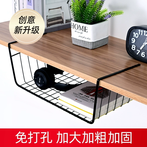 Под столами, студенты подвесной корзины живут в школьной спальне