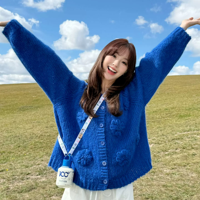 Klein Blue Three-Dimensional Floral Sweater Cardigan for Women, Autumn and Winter, Lazy Style, High-End Feel, Loose and Soft Knitwear Klein Blue Three-Dimensional Floral Sweater Cardigan for Women, Autumn and Winter, Lazy Style, High-End Feel, Loose and Soft Knitwear
