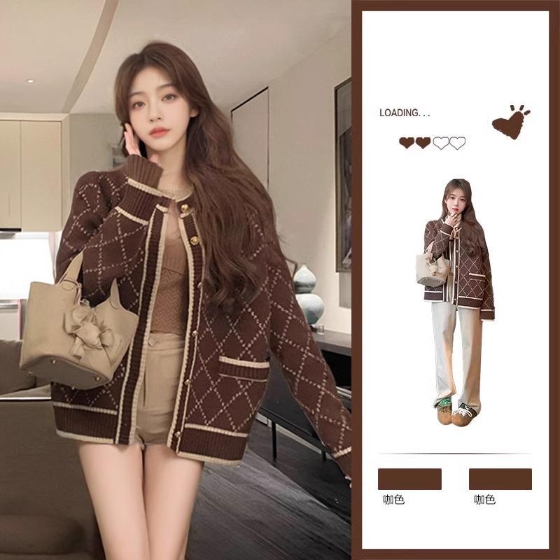 Retro Quilted Brown Knitted Cardigan, Lazy Sweater, Feminine Style, Accessible Luxury Style, Gold Buckle Design, High-End Jacket for Autumn and Winter Retro Quilted Brown Knitted Cardigan, Lazy Sweater, Feminine Style, Accessible Luxury Style, Gold Buckle Design, High-End Jacket for Autumn and Winter