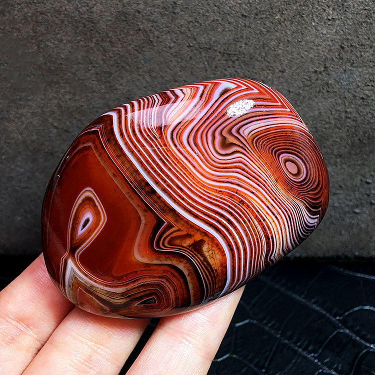 天然シルク瑪瑙の手持ちピース、茶赤の特別な質感、オリジナルの石の研磨された遊び風景装飾家庭用家具
