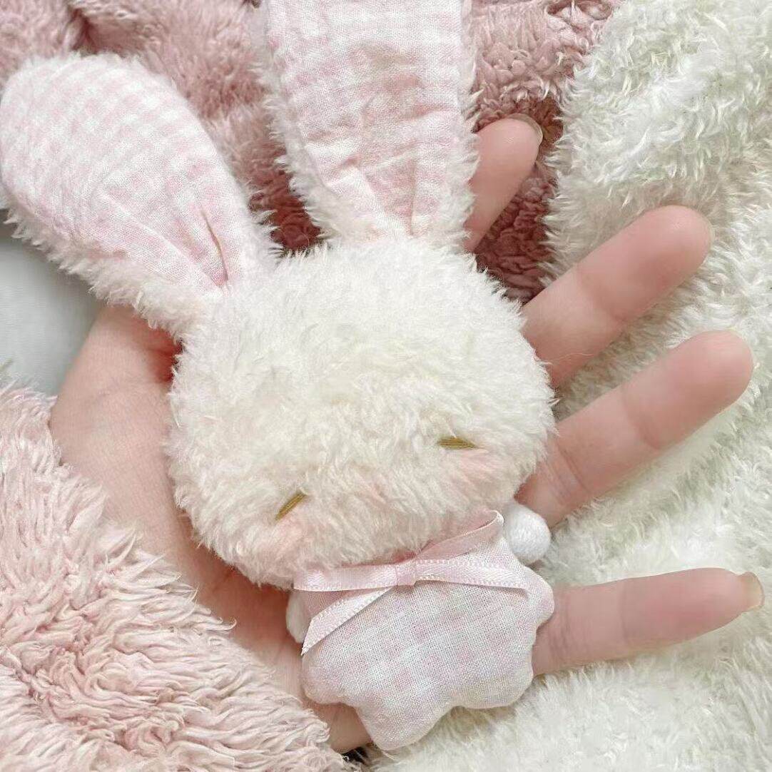 かわいいぬいぐるみ、柔らかくて抱き心地の良いウサギ、漫画のキーホルダー、人形、愛らしい人形、甘くて癒される和風スタイル。