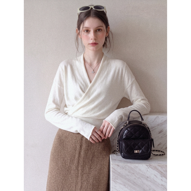 Korean-Style Overlapping Wrap V-Neck Sweater for Women, Cinched Waist, Draped Shoulders, Elegant and Gentle Style, Suitable for Commuting, Knitted Top Korean-Style Overlapping Wrap V-Neck Sweater for Women, Cinched Waist, Draped Shoulders, Elegant and Gentle Style, Suitable for Commuting, Knitted Top