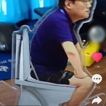 Inner Entertainment Top Flow Times Peak Jun Li Fei Shake Music Peripheral Toilet Brand Keychain Birthday Gift Desktop Decoration