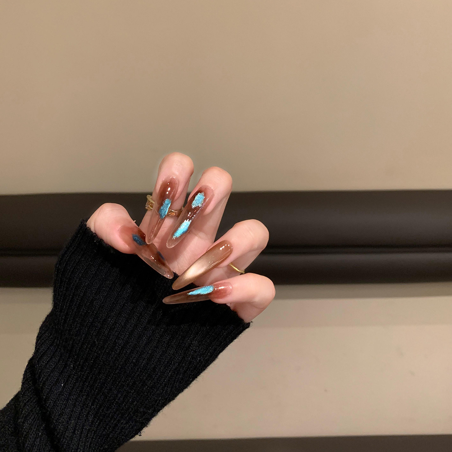 秋冬咖啡棕晕染美甲｜蓝眼泪猫眼美甲，温柔又高级！_穿戴甲_淘宝美妆网