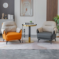 Два стулья, один стол