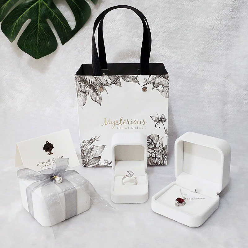 Necklace Gift Box Small Box Exquisite Christmas Gift in FengSuperior Diamond Ring Jewelry Pretty Collection