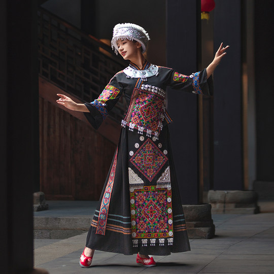 Nouveau Miao vêtements femme Dong ethnique minorité vêtements adulte été court brodé danse performance voyage vêtements