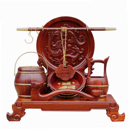 Набор из трех предметов: деревянные украшения из красного дерева в виде ведер, резные ведерки из красного палисандра, подарки на свадьбу, приданье.