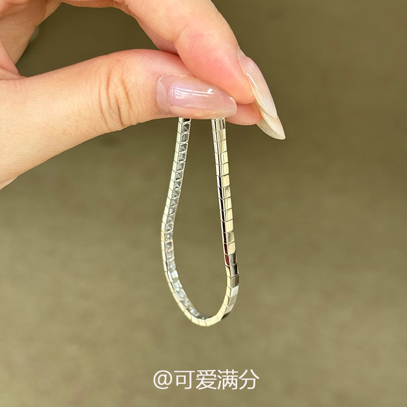 The Cool and Dreamy Silver Small Square Bracelet Is Exquisite, High-End, Versatile, and Light Luxury, with the Same Style as the Gold Jewelry