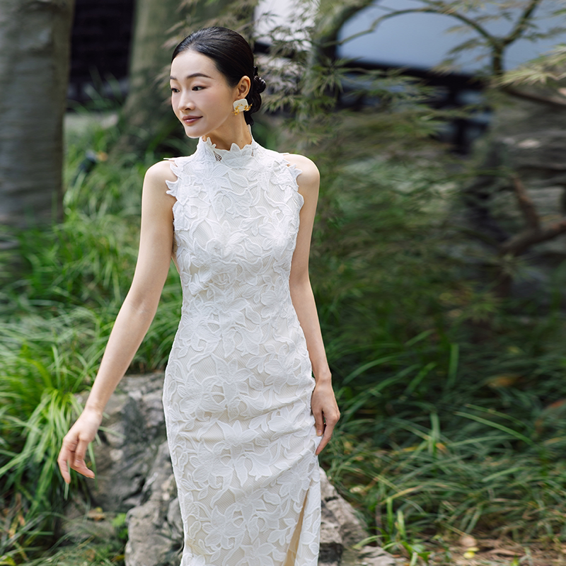 Dear Peony, New Chinese-Style Heavy Lace Sleeveless Cheongsam Dress, White Vintage Slim-Fit Backless Light Luxury Evening Gown Dear Peony, New Chinese-Style Heavy Lace Sleeveless Cheongsam Dress, White Vintage Slim-Fit Backless Light Luxury Evening Gown