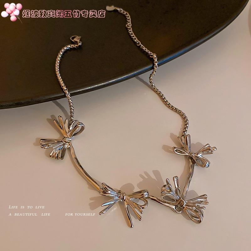 French cold style sweet bow necklace cool chain female niche design fashion quality collarbone chain gas RXE quality meter personality