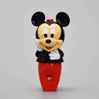 Свисток Микки звучит как губная гармошка, но не резко.