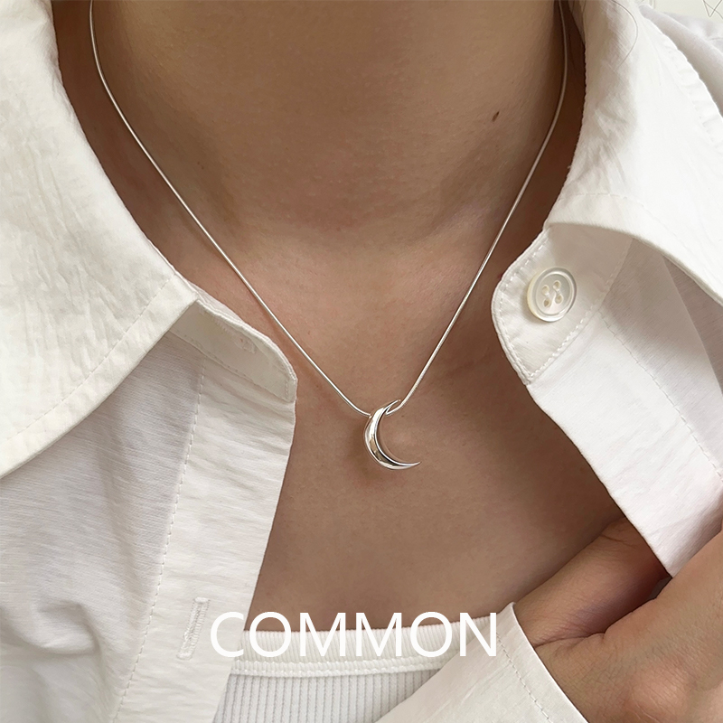 シンプルで滑らかな925スターリングシルバーのムーンネックレス。コールドスタイル。日本と韓国のすべてにマッチする三日月形の鎖骨チェーン。軽量で高級なスネークボーンチェーン。