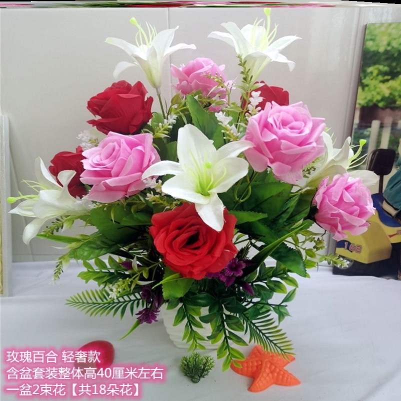The artificial flowers placed on the coffee table plus the flower vase placed on the refrigerator Large pot of artificial flowers artificial flower arrangement lily