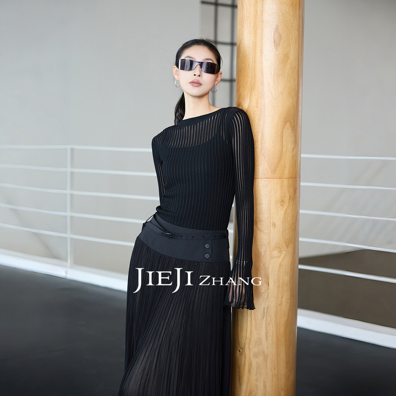 Zhang Qi Jieji Zhang【Flowing Night】Autumn Casual Flared Top with Hollow-Out Black Knit Sweater Zhang Qi Jieji Zhang【Flowing Night】Autumn Casual Flared Top with Hollow-Out Black Knit Sweater