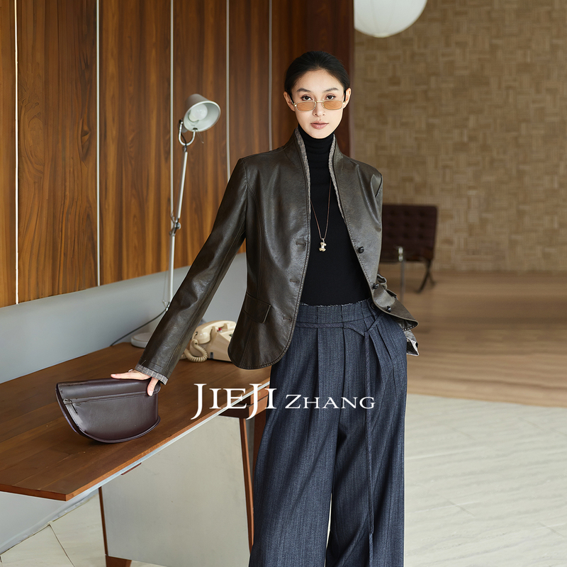 Zhang Qi Jieji Zhang Autumn Vintage V-Neck Brown Leather Jacket for Women, High-End Cool and Stylish Color-Block Top Zhang Qi Jieji Zhang Autumn Vintage V-Neck Brown Leather Jacket for Women, High-End Cool and Stylish Color-Block Top