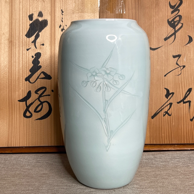 侍】『宮永東山』作 草花刻文 水青磁 花瓶 共箱