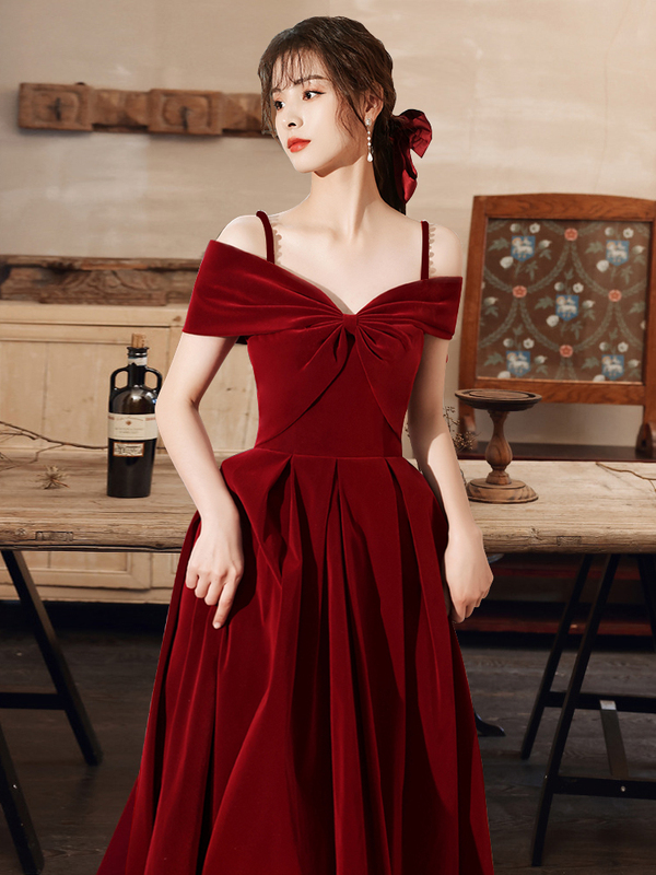 Wedding Dress for the Bride, Elegant Off-The-Shoulder Velvet Gown for Petite Women, Suitable for Engagement, Wedding, and Homecoming Banquets