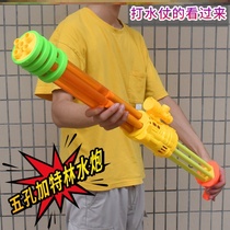 The little boy stabs the gift with a water gun squirts pulls and plays with water squirts adult artifacts Internet celebrity stalls play with water cannon