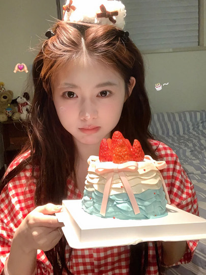 Roter Hello Kitty-Karo-Pyjama für Damen, Frühling und Herbst, Eisseide, kurzärmelige Hose, dreiteilig, Heimkleidung, Sommer