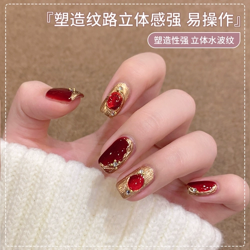 Новый клей для укладки глазурованных сосулек от Ennis втирает волшебный зеркальный порошок, не растекаясь, а наполнитель, не требующий смывания, энергично приклеивает маникюр с алмазным клеем.