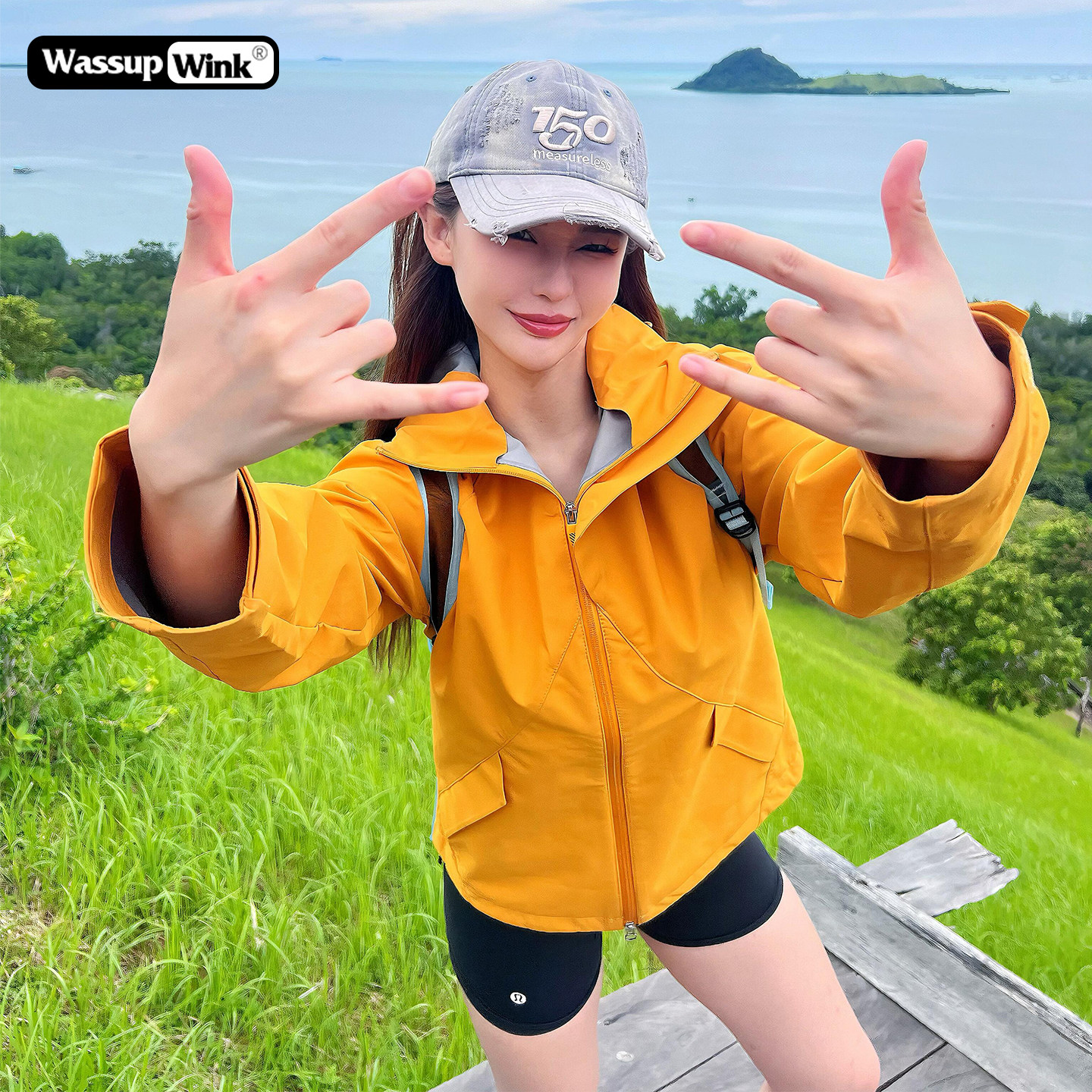 男女兼用のイエローのソフトシェル防風ジャケット。2026年新スタイル。アウトドアキャンプ、登山に適しており、防風性、防水性、軽量性を備え、春夏のアウトドアに最適です。