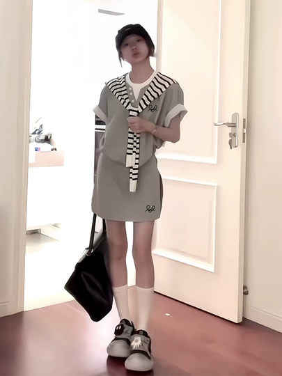 Корейский стиль, повседневный спортивный костюм для женщин, летний, свободный, стройнящий, корейская мода, комплект из двух предметов: футболка с коротким рукавом и короткая юбка