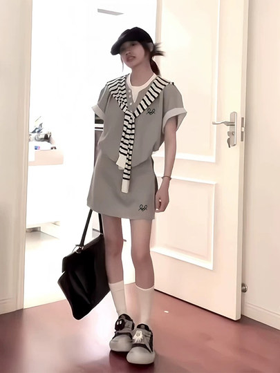 Корейский стиль, повседневный спортивный костюм для женщин, летний, свободный, стройнящий, корейская мода, комплект из двух предметов: футболка с коротким рукавом и короткая юбка