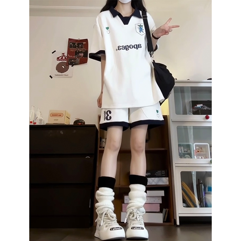 夏の女性用カレッジスタイルのスポーツスーツ、ゆったりとした韓国風ファッションポロシャツ、半袖とショートパンツ、カジュアルなツーピーススーツ