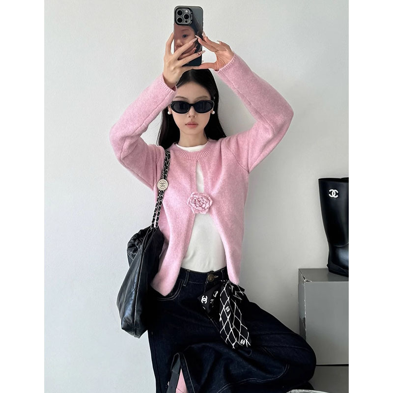 Pink Three-Dimensional Floral Knit Top for Women, Spring and Summer French Retro Design, Paired with a Rose-Patterned Slit Sweater Pink Three-Dimensional Floral Knit Top for Women, Spring and Summer French Retro Design, Paired with a Rose-Patterned Slit Sweater