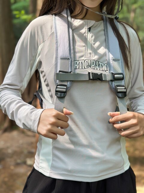 Outdoor travel backpack, large-capacity hiking and mountaineering bag, light travel storage, small school bag, leisure cycling backpack